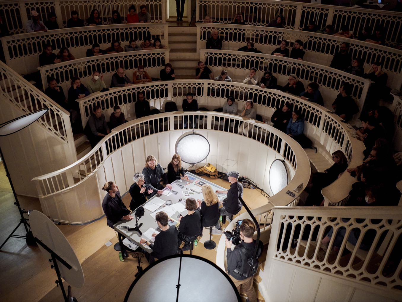 An image in the Tieranatomisches Theater of people watching a live performance.