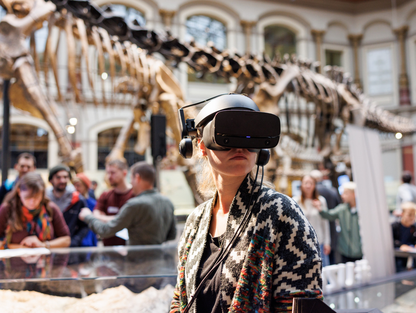 Frau_VR Brille_Museum für Naturkunde