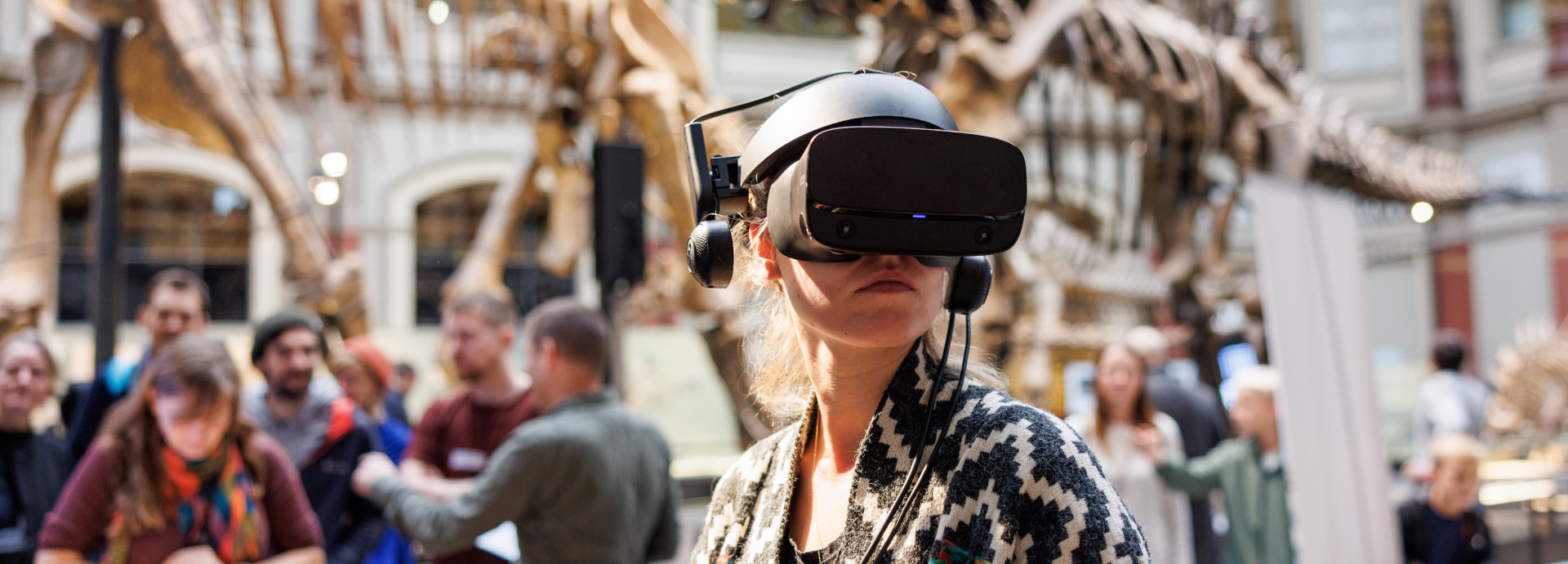 Frau_VR Brille_Museum für Naturkunde