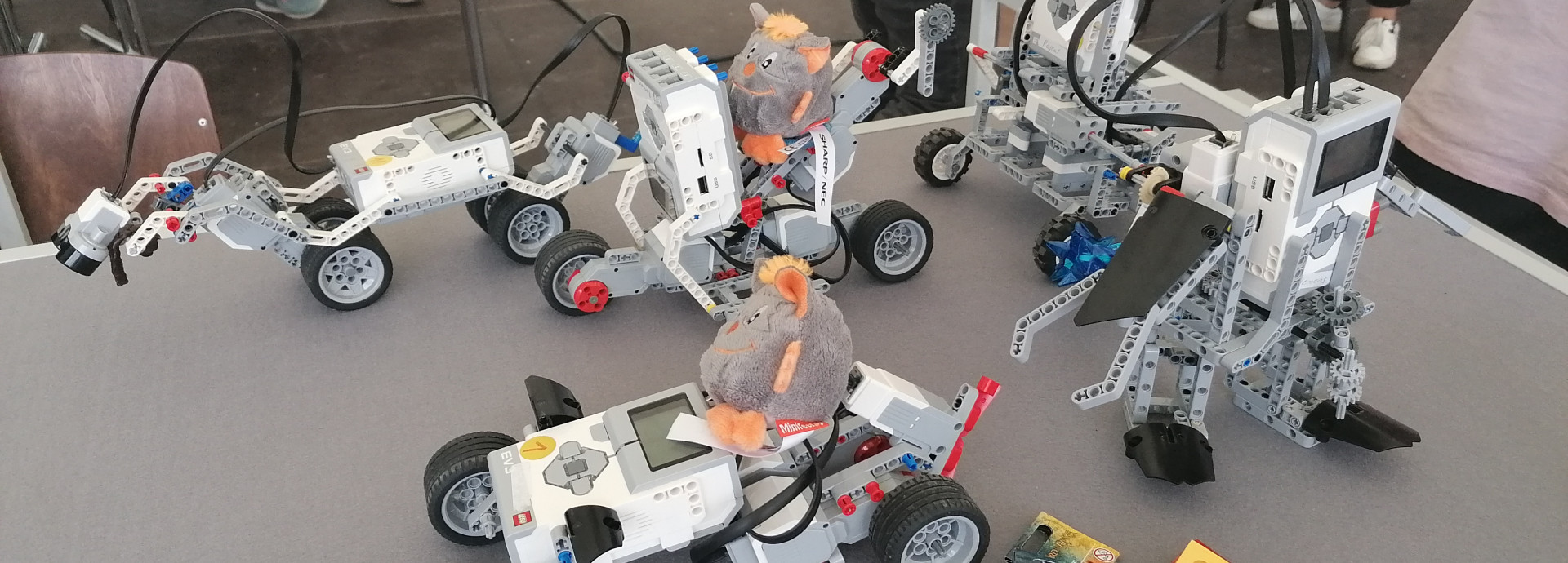 Mehrere kleine Roboter tanzen gemeinsam :-)