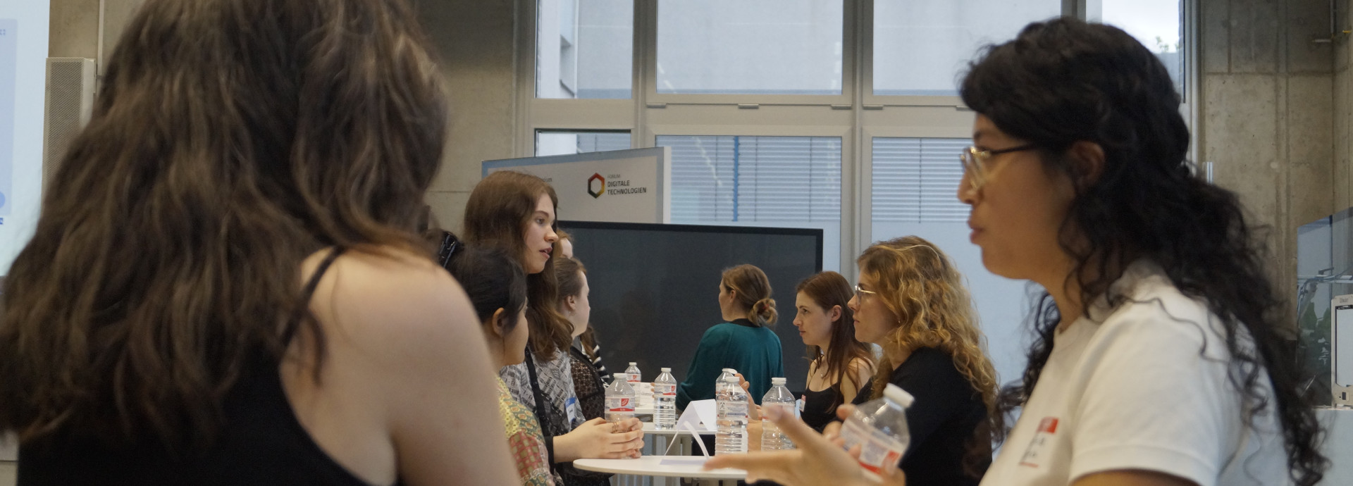 FLINTA* professionals exchanging ideas with FLINTA* students