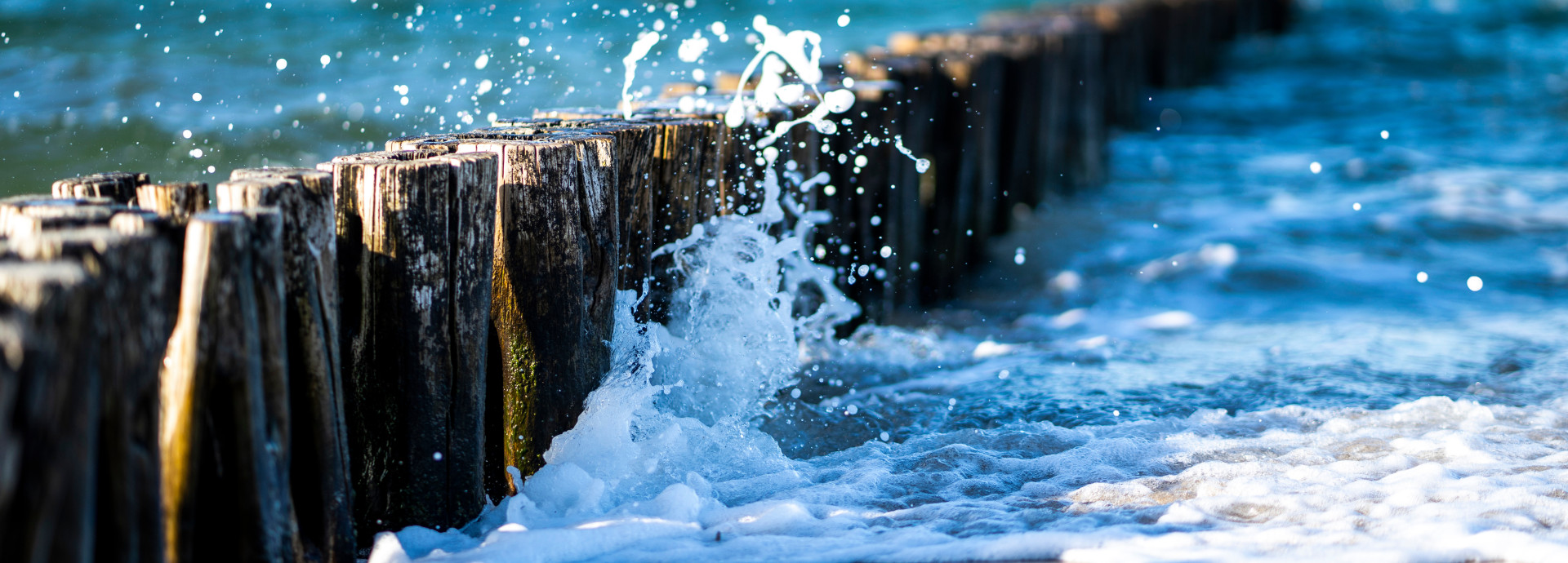 Wellenbrecher an der Ostsee