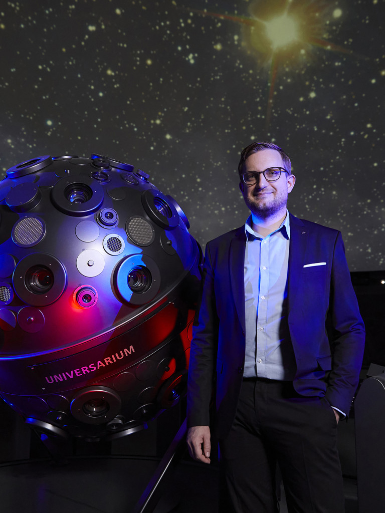 Tim Florian Horn vor dem Sternenprojektor des Zeiss-Großplanetariums