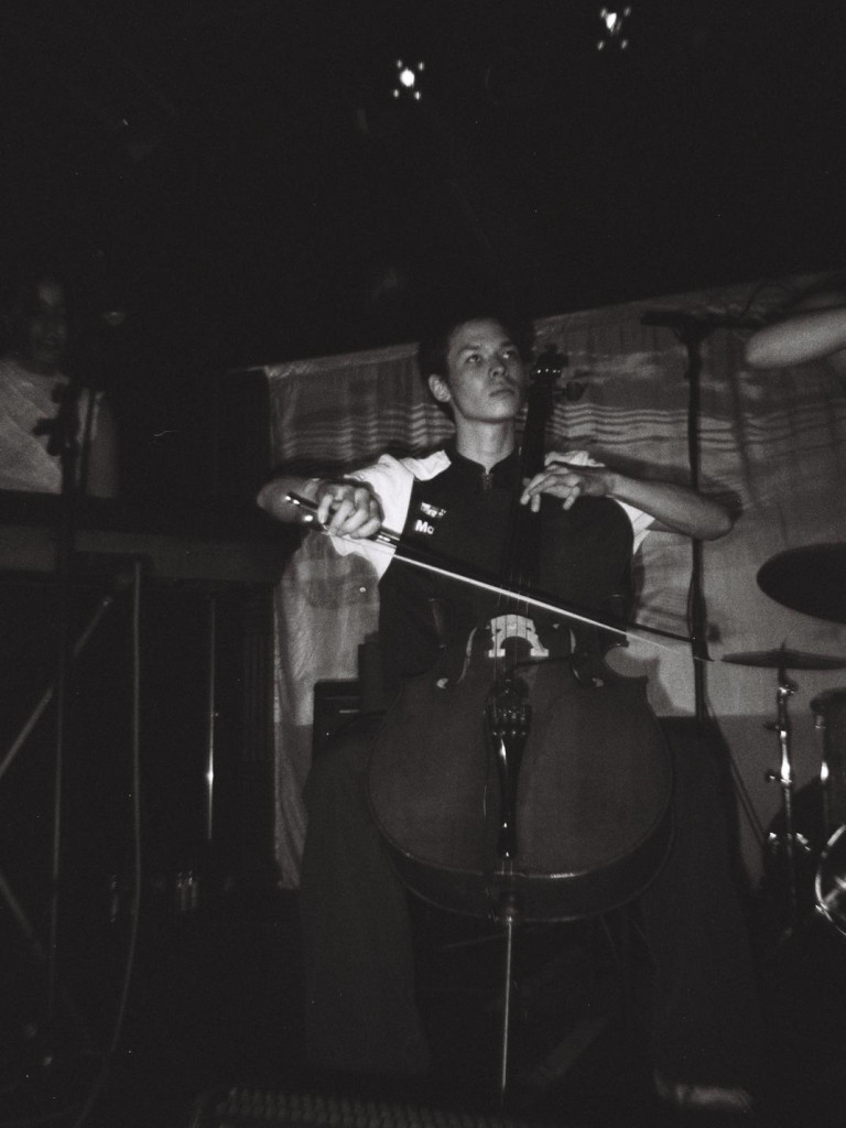 Yuma Shigesada playing the cello.