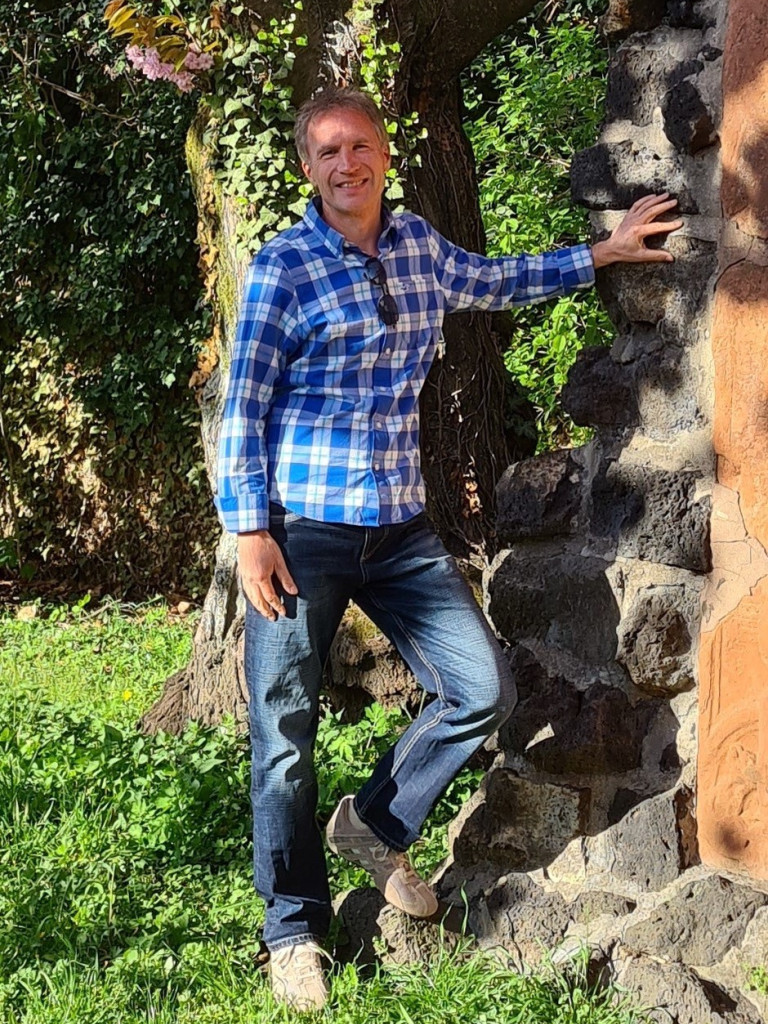 Peter Haase standing in front of a tree.