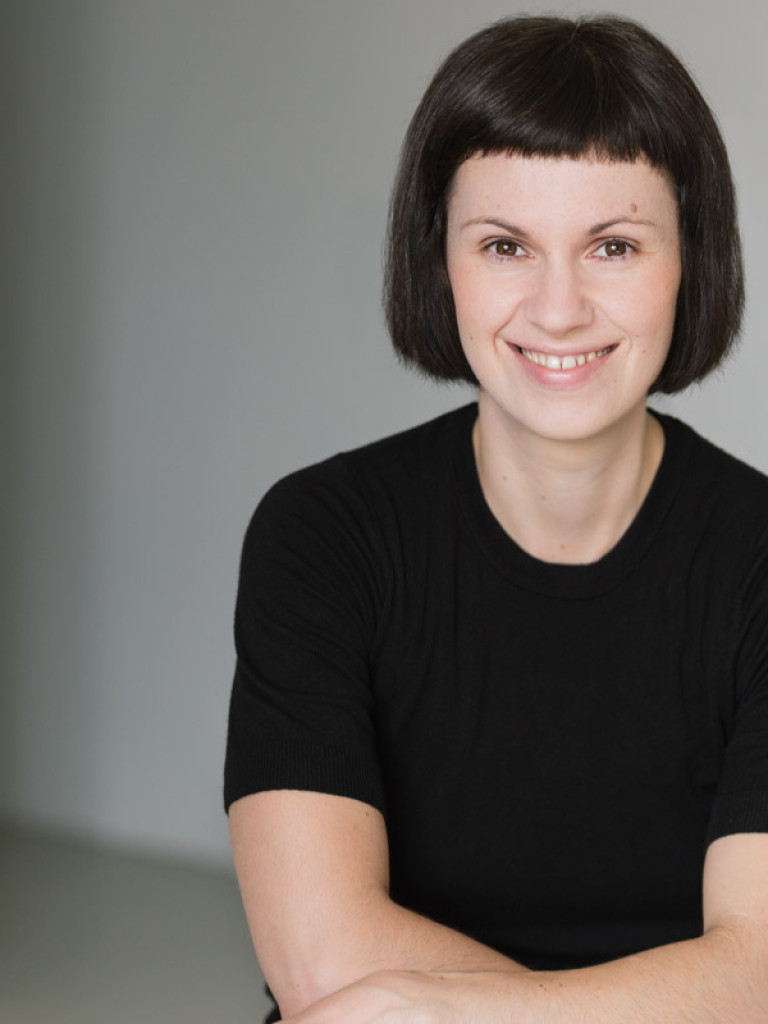 Porträtfoto von Helena Mihaljević im schwarzen T-Shirt vor weißem Hintergrund