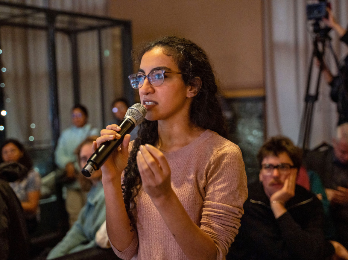 woman in the audience raising a question at the Berlin Science Week CAMPUS