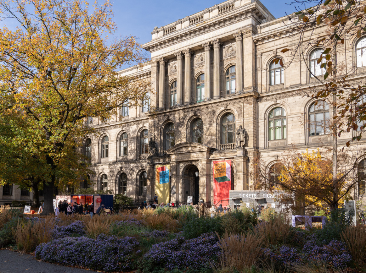 outside view of the Museum für Naturkunde Berlin on the first sunny day of the Berlin Science Week CAMPUS