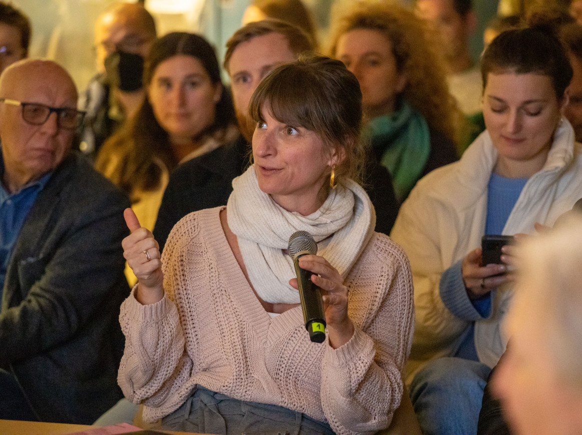 engaged audience with woman asking a question at the Berlin Science Week CAMPUS