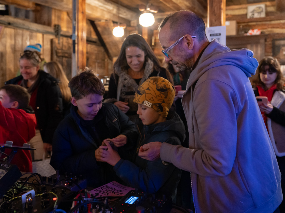Kids and adults experimenting with musical gear and sound at the Spreelunke during the FORUM