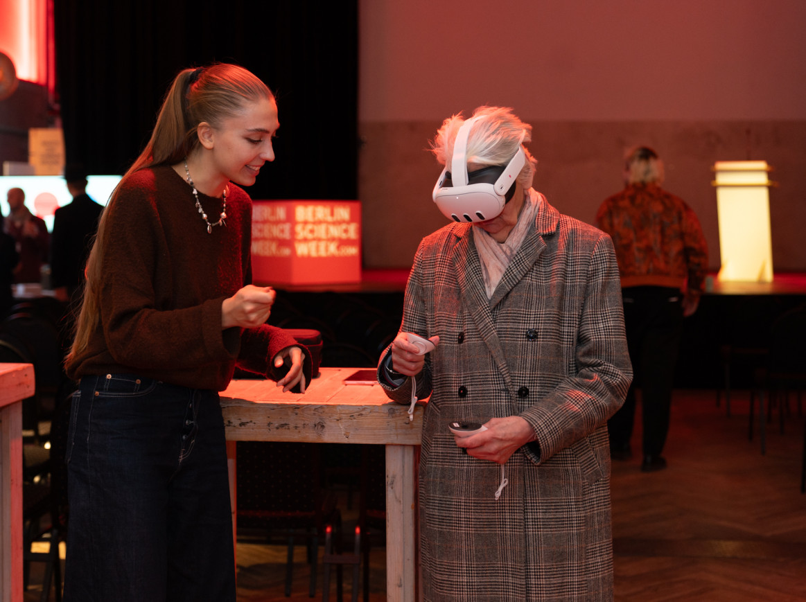 young woman shows old lady how to use VR at the Science & Culture FORUM