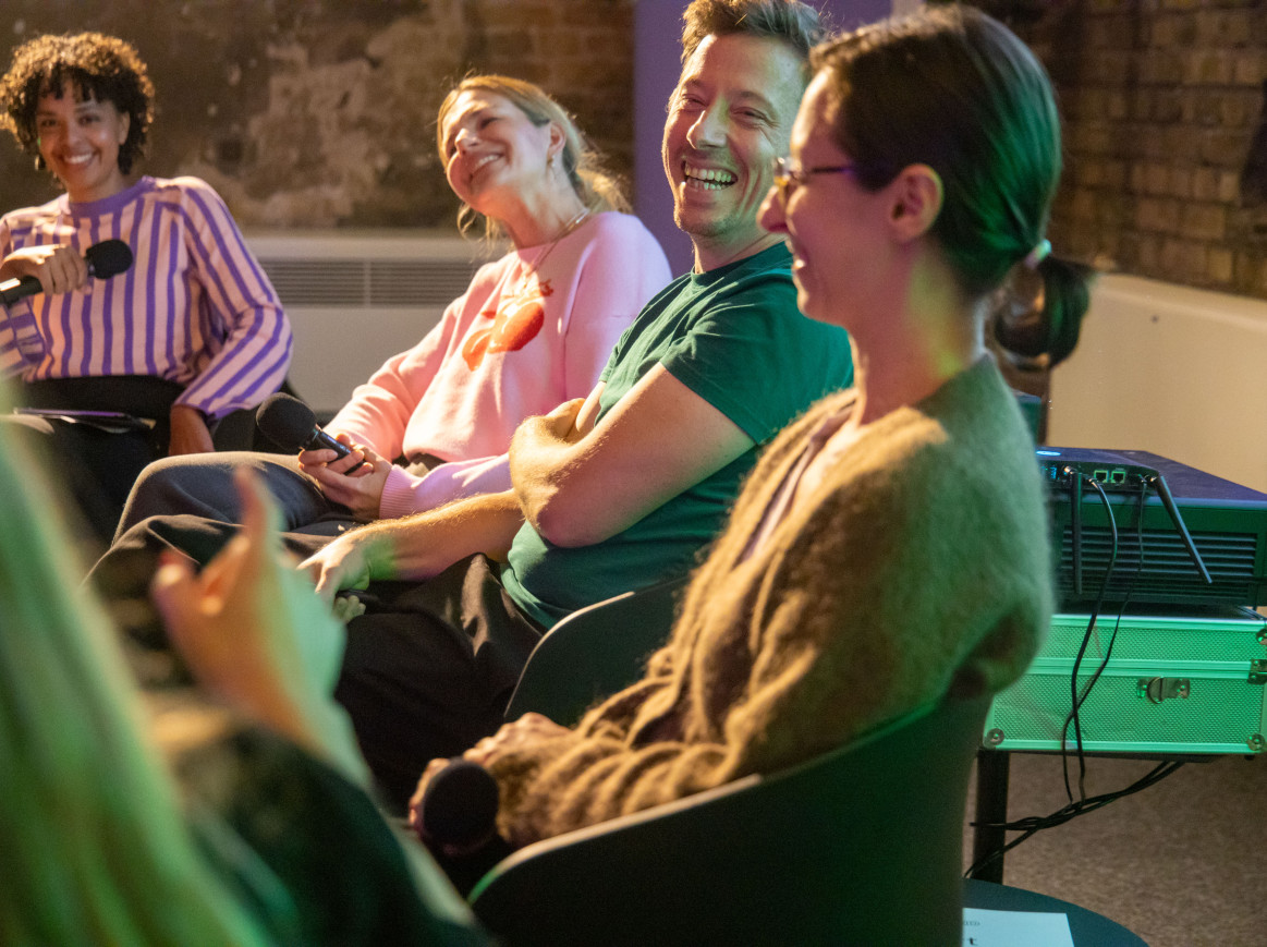 Four speakers discussing the science of love at the Hörsaalruine at Charité, with the live podcast broadcasted on Deutschlandfunk Nova
