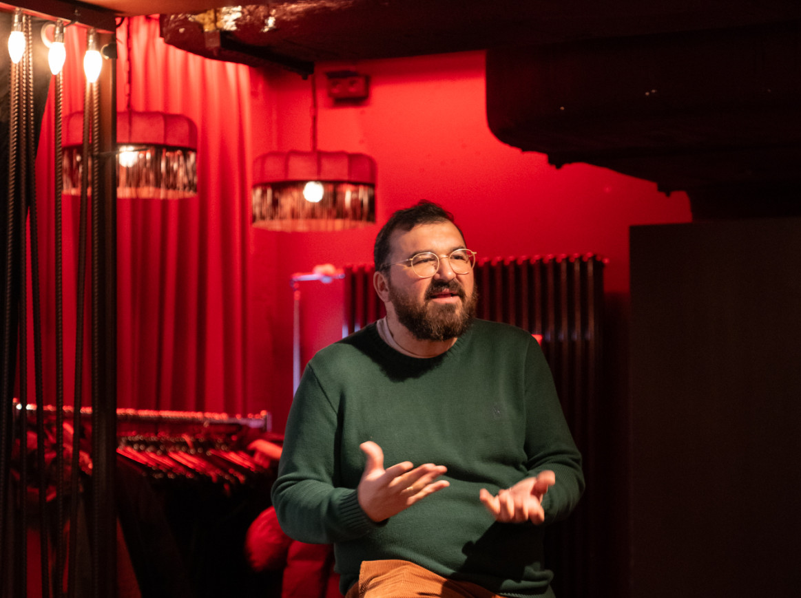 speaker sitting on a bar tool and talking about future garden at the Salöön as part of the Science & Culture FORUM