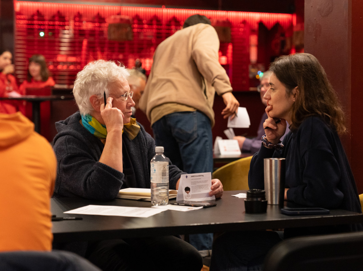 two woman trying to find compromise at the workshop 'Krasse Kompromisse' at the Science & Culture FORUM