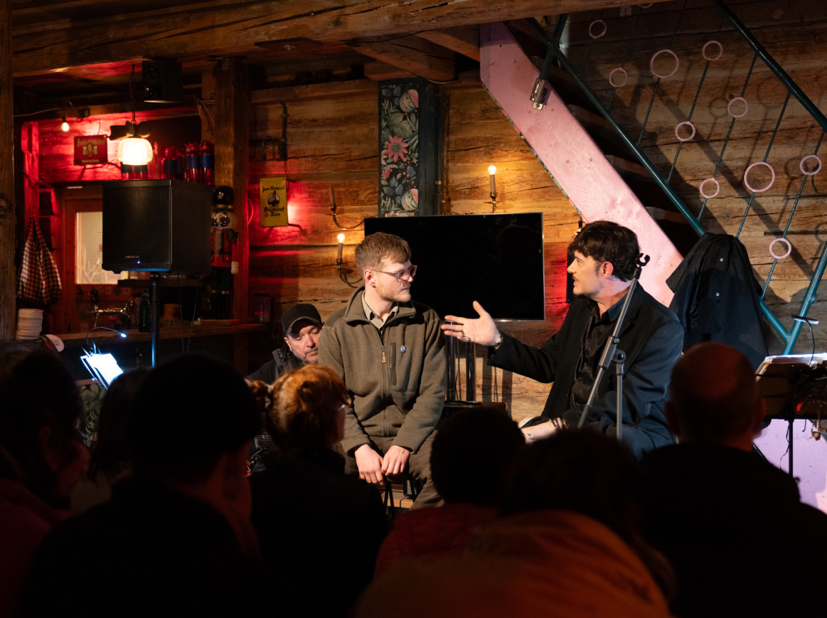 Andreas Schwarz talking with a scientist about insects at Science & Culture FORUM