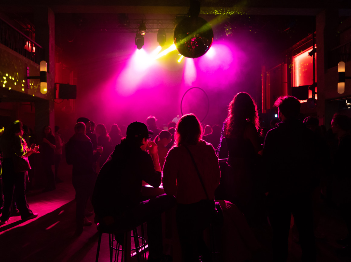 club scence with pink light and people dancing at the Closing Party of the Berlin Science Week