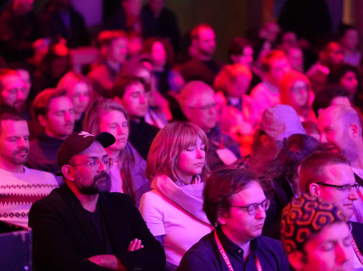 The audience at the Säälchen, eyes closed and bathed in pink light, immersed in a meditative performance by Nahum