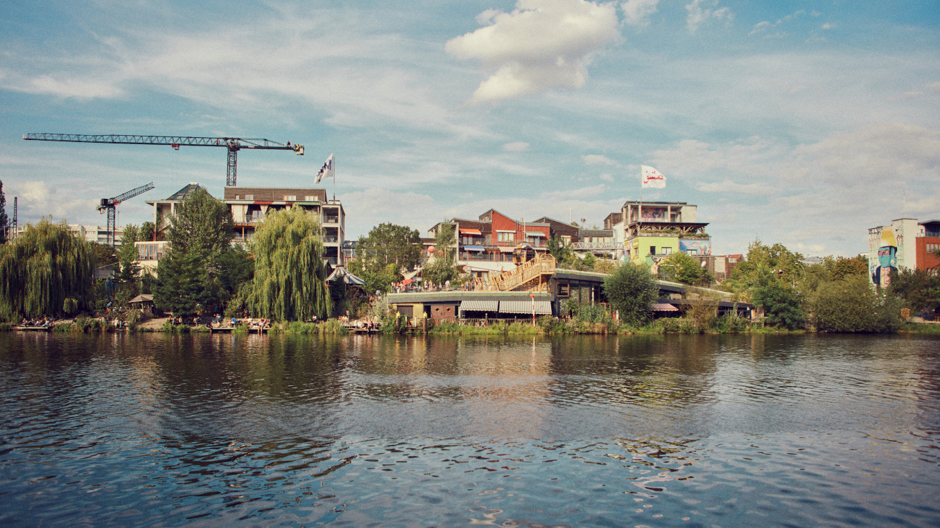 Bild von Holzmarkt 25 vom Wasser fotografiert