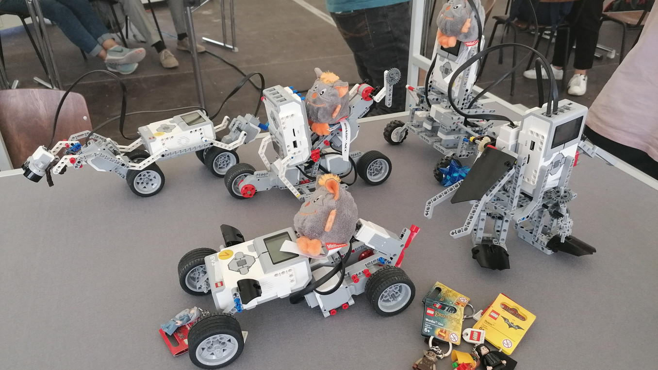 Mehrere kleine Roboter tanzen gemeinsam :-)