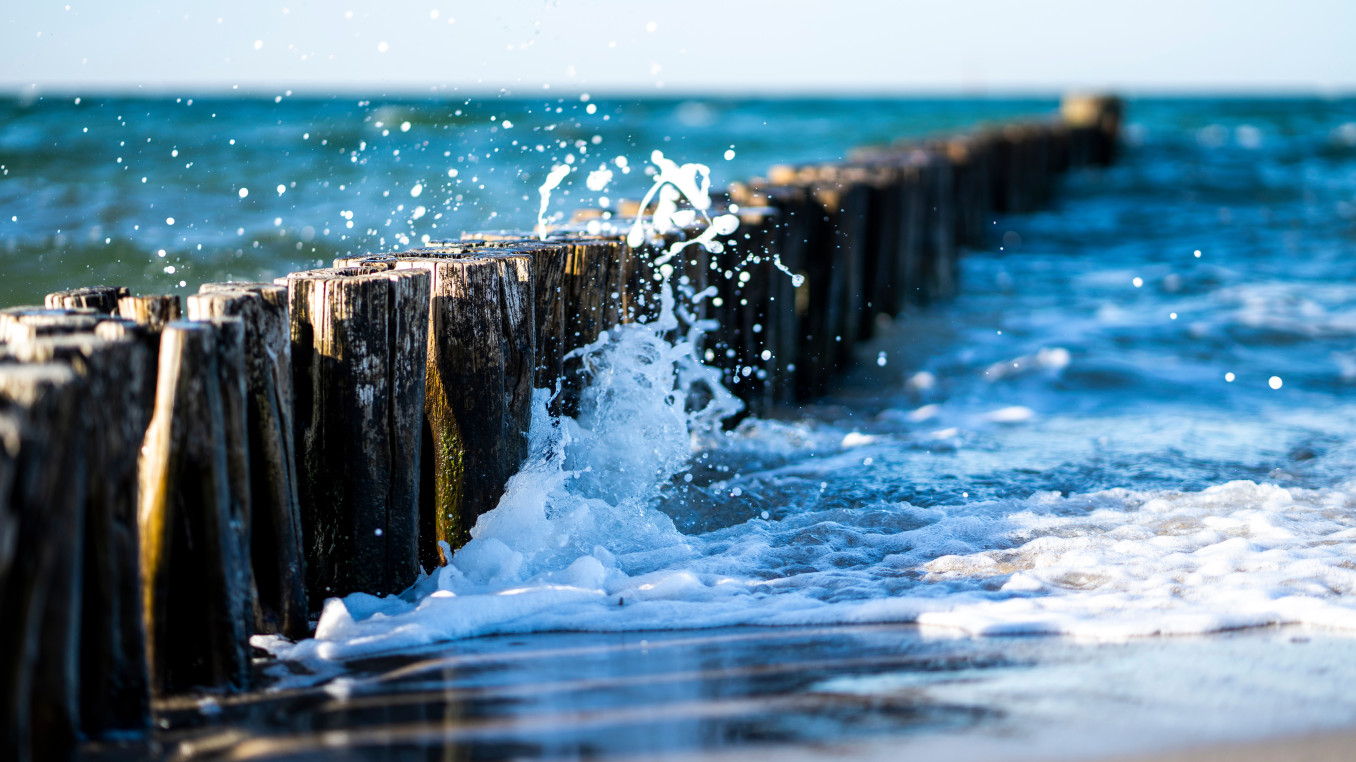Wellenbrecher an der Ostsee